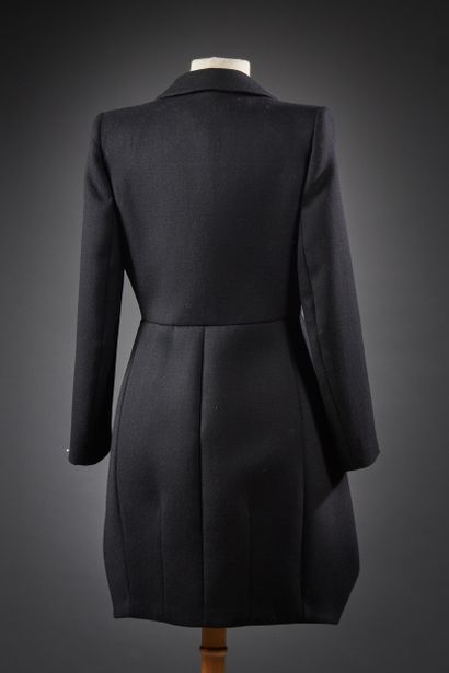 null PRADA 

Collection Automne/Hiver 2009-2010

Manteau en laine noire, col châle...