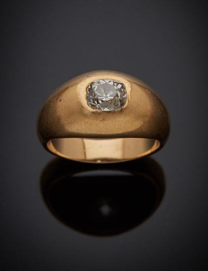 null Bague jonc en or jaune 750 millièmes ornée au centre d'un diamant coussin de...