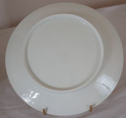 null Seize assiettes en porcelaine blanche à frise dorée (usures, tâches)