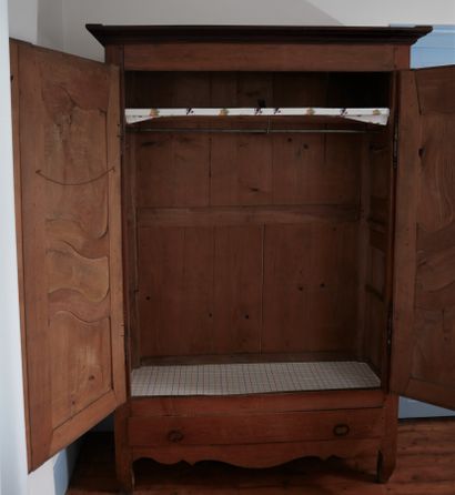 null Armoire en bois naturel à deux portes moulurées à trois panneaux et un tiroir...