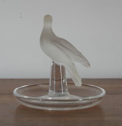 null LALIQUE France 

Baguier en cristal à décor d'oiseau, signé

H : 10 cm. (éclat...