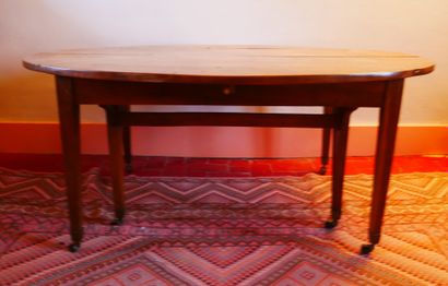 null Table ovale en bois naturel à pieds gaines

H : 69 L : 160 P : 120 cm. (usures,...