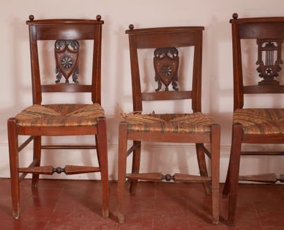 null Quatre paires et une chaises paillées dépareillées en bois naturel à dossiers...