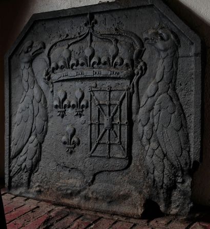 null Plaque de cheminée en fonte à décor des Armes de France et de Navarre sous couronne...
