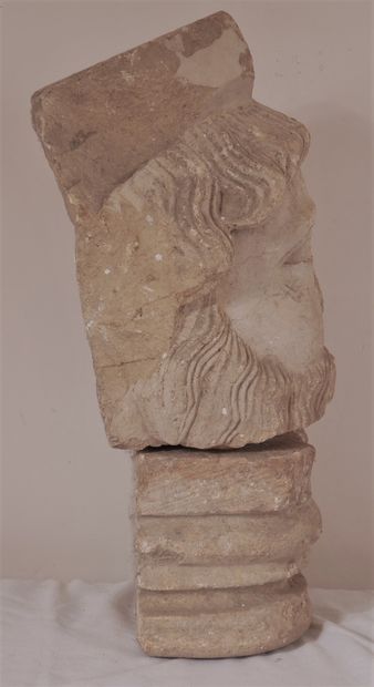 null Sculpture représentant un homme barbu et un chapiteau en pierre

H totale :...
