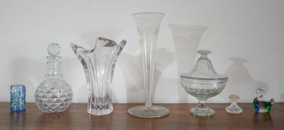 Lot en verre : flacons, vase, coupe sur pied...