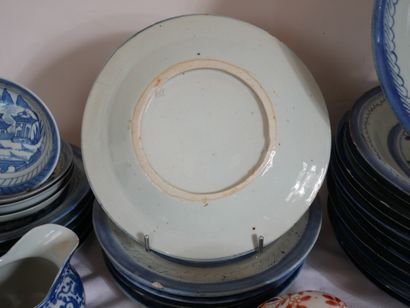 null Lot d'assiettes en porcelaine bleu-blanc dépareillées et divers