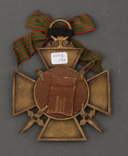 null # Cadre présentoir en forme de Croix de guerre 14-18 en métal patiné

H : 17...