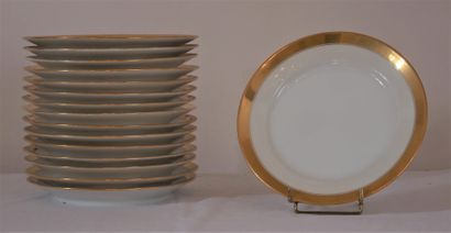 null Seize assiettes en porcelaine blanche à frise dorée (usures, tâches)