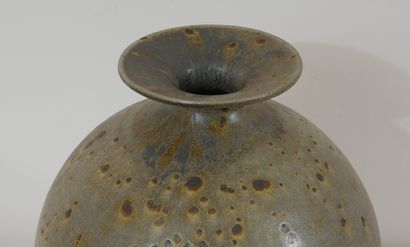 null Charles GAUDRY (1933-1980)

Grand vase en grès pyrité à panse globulaire et...