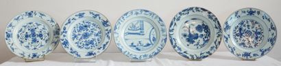 null Cinq assiettes en porcelaine blanc-bleu à décor de fleurs, bordure marron, Chine

D...