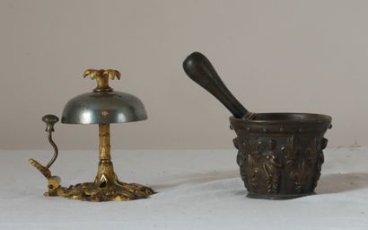 null Lot :

- Sonnette de table en bronze

H : 10,5 cm.

- Petit mortier en bronze...