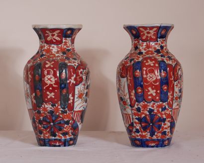 null Paire de vases en porcelaine à décor Imari de vases fleuris

H : 25 cm.