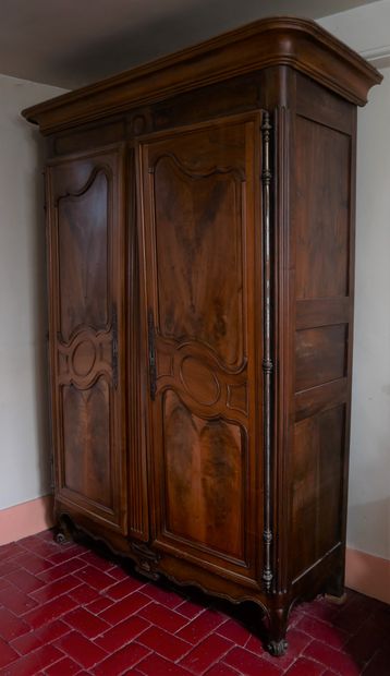 null Importante armoire en bois naturel moulurée et sculptée d'un vase couvert à...