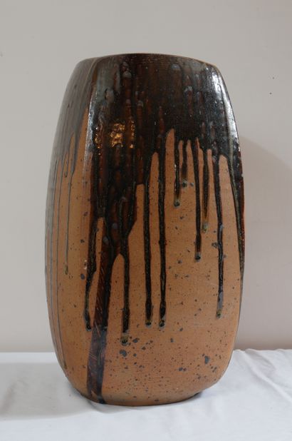 null Charles GAUDRY (1933-1980)

Vase en grès pyrité et coulures noires, signé et...