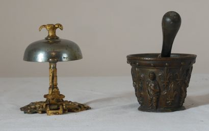null Lot :

- Sonnette de table en bronze

H : 10,5 cm.

- Petit mortier en bronze...
