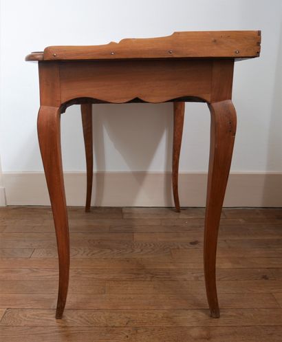 null Table bureau en bois naturel ourant à deux tiroirs en ceinture, plateau garni...
