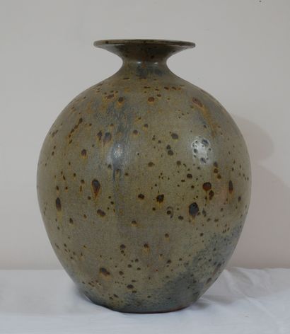 null Charles GAUDRY (1933-1980)

Grand vase en grès pyrité à panse globulaire et...