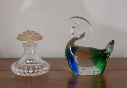 null Lot en verre : flacons, vase, coupe sur pied et divers