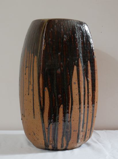 null Charles GAUDRY (1933-1980)

Vase en grès pyrité et coulures noires, signé et...