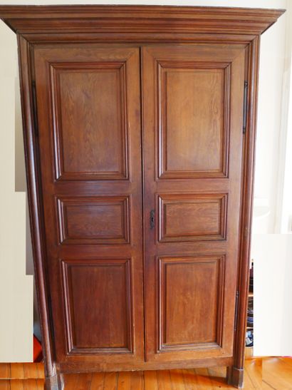 null Grande armoire en bois naturel à deux portes moulurées à trois panneaux, XIXème...