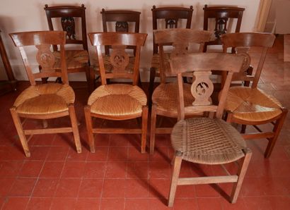 null Quatre paires et une chaises paillées dépareillées en bois naturel à dossiers...