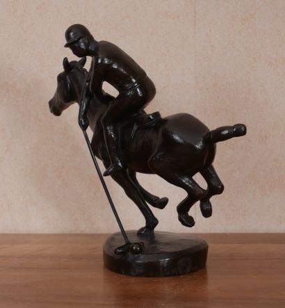 null 
Bernard AUGST (1934-)




Le joueur de polo




Sculpture en bronze signée,...