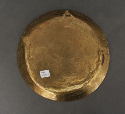 null Assiette ronde creuse en bronze gravée de feuillage

D : 23 cm.