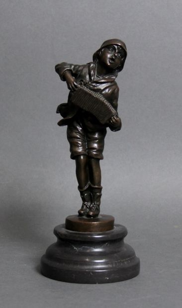 null TURPIN

Joueur d'accordéon

Sculpture en bronze à patine médaille signée sur...