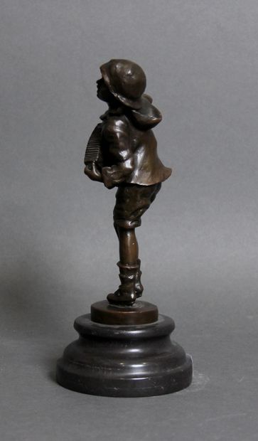 null TURPIN

Joueur d'accordéon

Sculpture en bronze à patine médaille signée sur...