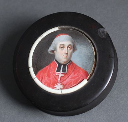 null Boite ronde en écaille bruine ornée d'une miniature ronde représentant le portrait...