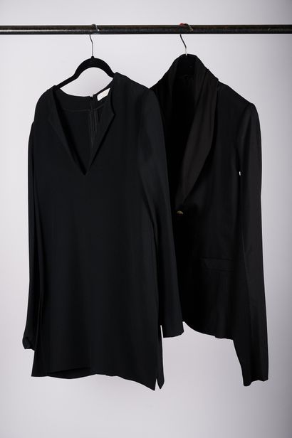 null CHLOE - Rick OWENS

Lot composé d'une robe tunique en crêpe noir, et d'une veste...