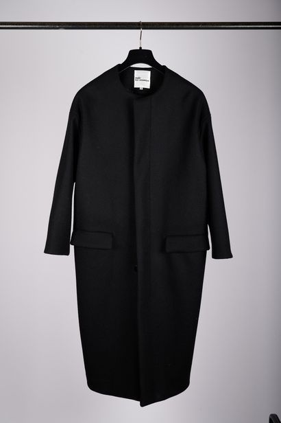 null NOIR KEI NINOMIYA

Lot composé d'un manteau en lainage noir et d'une jupe plissée...