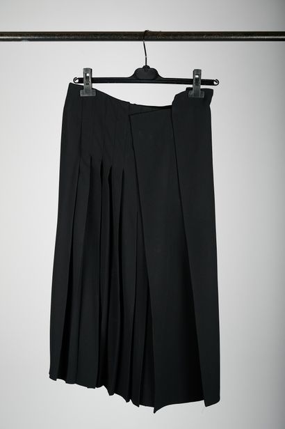 null Studio ACNE - Jil SANDER

Lot composed of a long black crepe vest, a pleated...