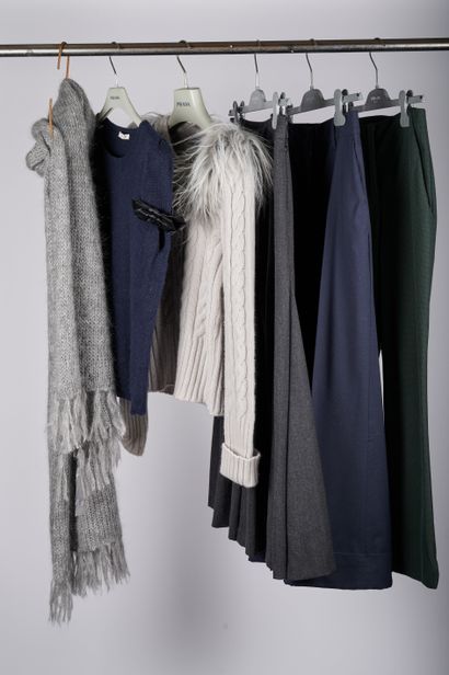 null PRADA

Ce lot est composé d’une jupe longue plissée en lainage gris foncé, d’un...