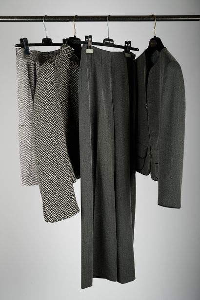 null Giorgio ARMANI

Lot comprenant un ensemble veste et jupe à chevrons noirs et...