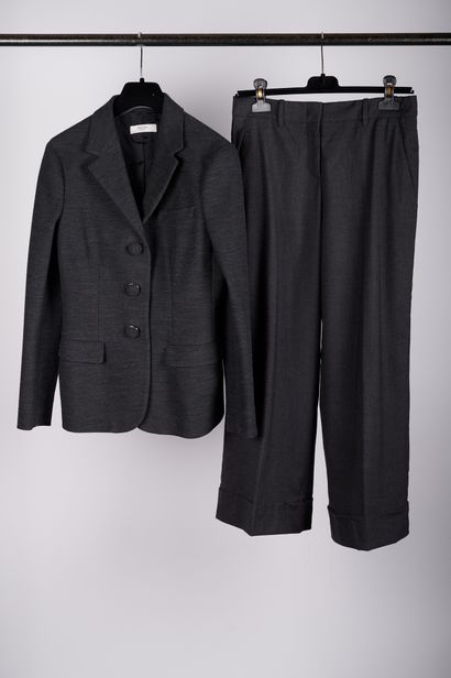 null PRADA

Lot composé de deux vestes et de deux pantalons divers dans les tons...