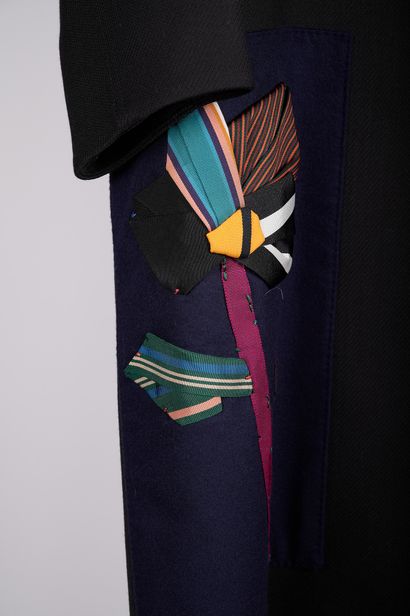 null Paul SMITH

Coat in black wool decorated with a patchwork application of a floral...