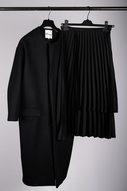 null NOIR KEI NINOMIYA

Lot composé d'un manteau en lainage noir et d'une jupe plissée...