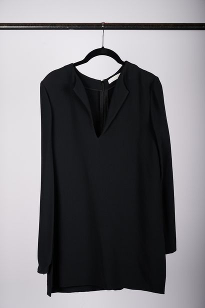 null CHLOE - Rick OWENS

Lot composé d'une robe tunique en crêpe noir, et d'une veste...