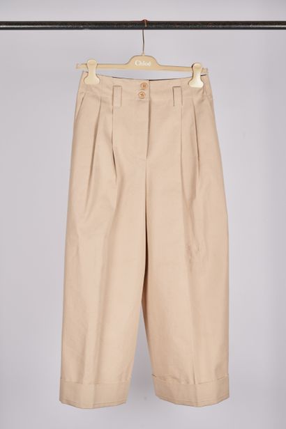 null CHLOE

Lot comportant un ensemble pantalon large à revers en coton argile (T36)...