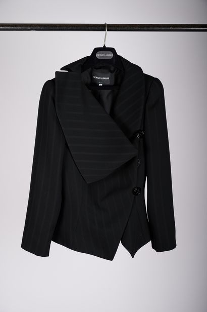 null Giorgio ARMANI

Lot composé de deux vestes courtes en lainage noir et un pantalon...
