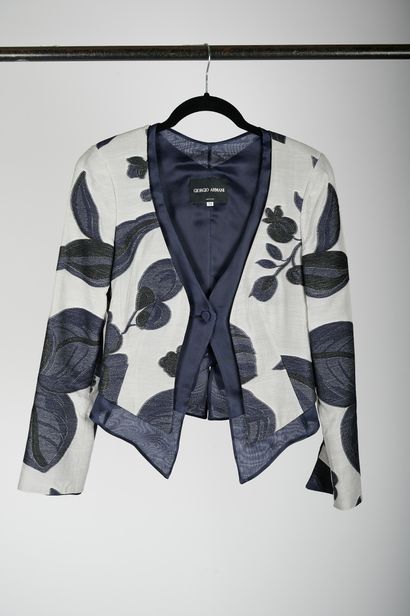 null Giorgio ARMANI

Lot composed of two printed jackets and two navy pants, S.36-38...
