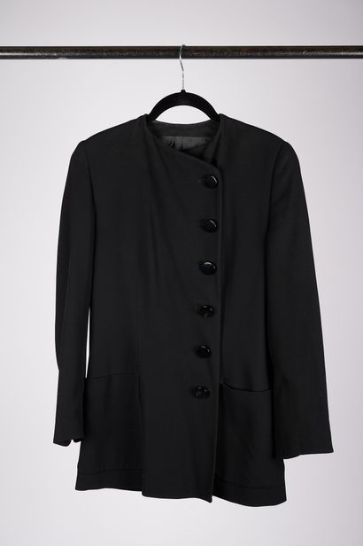 null Giorgio ARMANI

Lot composed of a black crepe jacket. 

We join two pants, T.40...