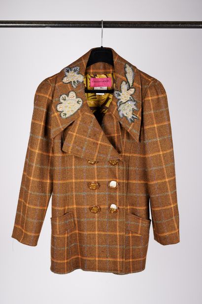 null FERRE - Christian LACROIX

Lot composed of a wool coat and a check jacket decorated...