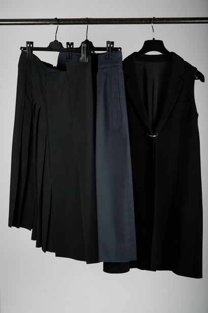 null Studio ACNE - Jil SANDER

Lot composed of a long black crepe vest, a pleated...
