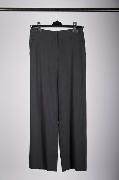 null Giorgio ARMANI

Set of four black pants, black tennis shoes, beige and gray...