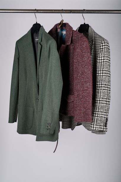 null VENTILO - Margaux LONNEBERG 

Lot comprenant 3 blazers. Un blazer vert bouteille...