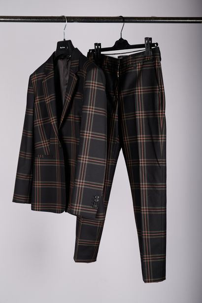 null Paul SMITH

Lot composed of a blue wool blazer with checks and a set of pants...