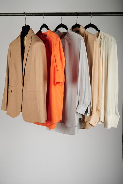 null JOSEPH

Lot composé d'une veste en lin beige, de quatre chemises diverses en...